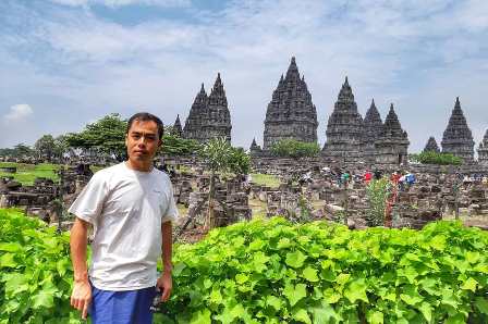 hire a car rental in yogyakarta with driver, yogyakarta driver, car rental in yogyakarta, private driver yogyakarta, yogyakarta tours, borobudur prambanan tours